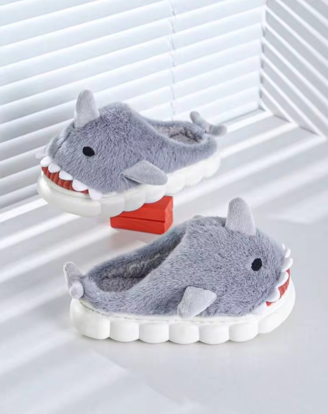 Tewgy Unisex shark-designed plush slippers suitable for indoor and outdoor use - รองเท้าแตะผ้าขนสัตว์ลายฉลามแบบยูนิเซ็กซ์ เหมาะสำหรับใส่ได้ทั้งในบ้านและนอกบ้าน