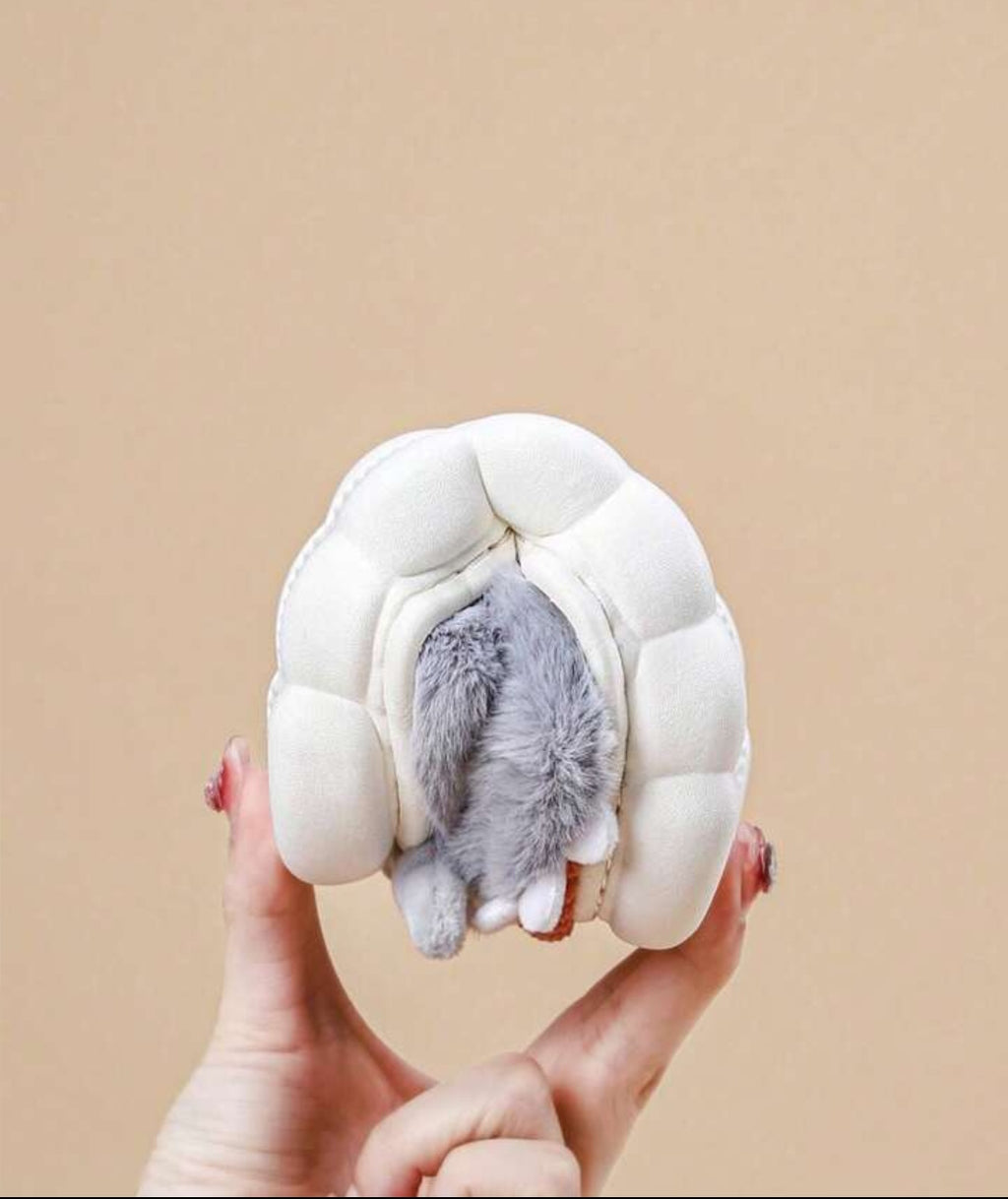 Tewgy Unisex shark-designed plush slippers suitable for indoor and outdoor use - รองเท้าแตะผ้าขนสัตว์ลายฉลามแบบยูนิเซ็กซ์ เหมาะสำหรับใส่ได้ทั้งในบ้านและนอกบ้าน