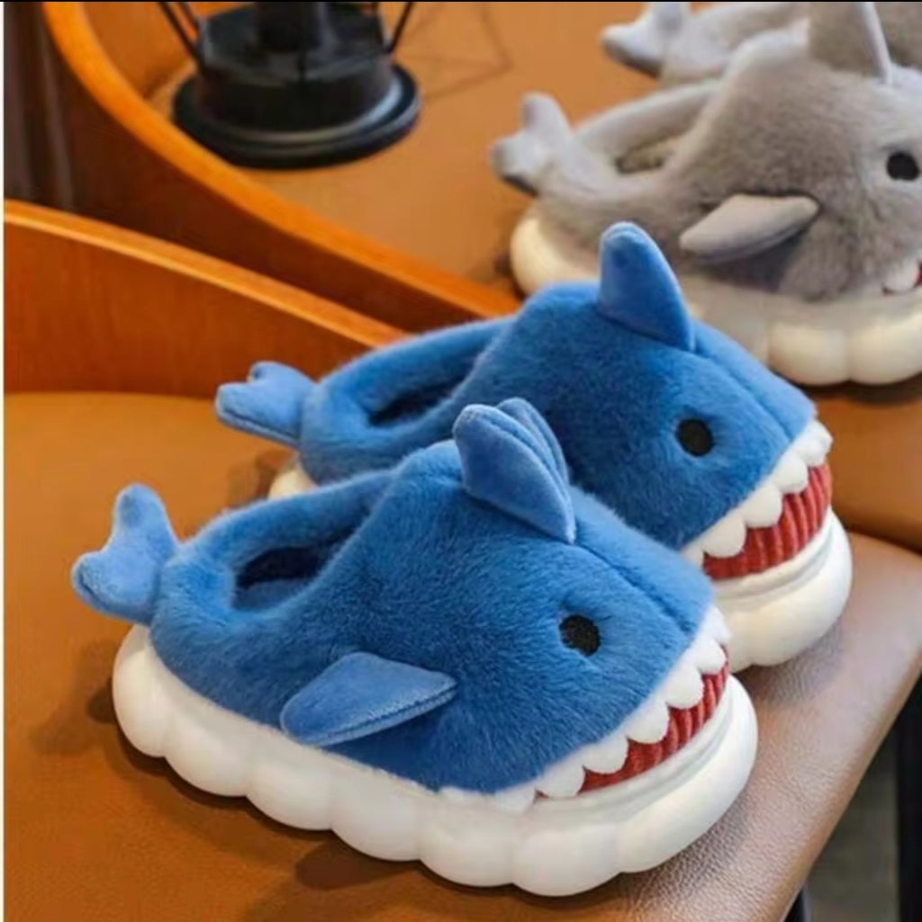 Tewgy Unisex shark-designed plush slippers suitable for indoor and outdoor use - รองเท้าแตะผ้าขนสัตว์ลายฉลามแบบยูนิเซ็กซ์ เหมาะสำหรับใส่ได้ทั้งในบ้านและนอกบ้าน