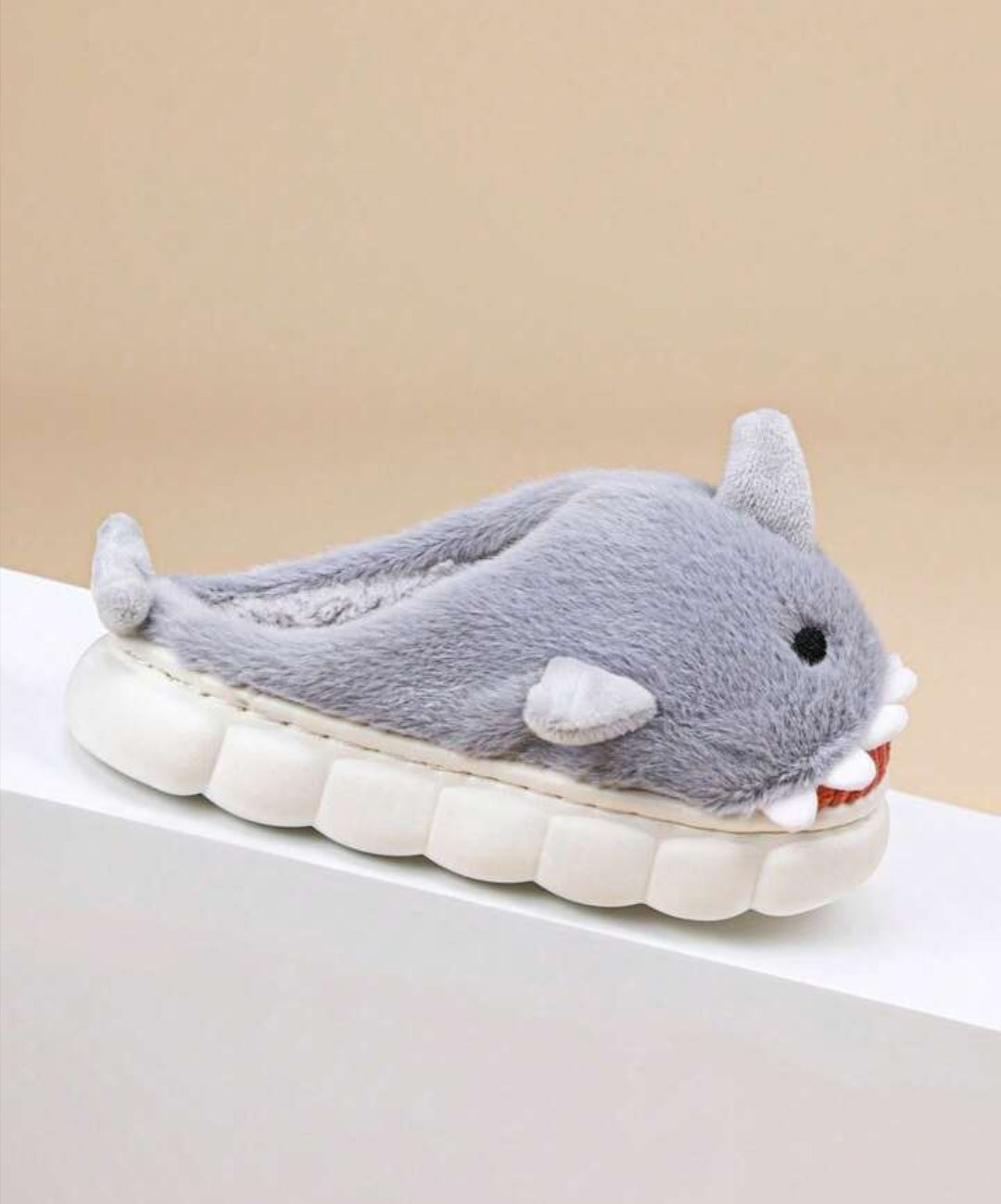 Tewgy Unisex shark-designed plush slippers suitable for indoor and outdoor use - รองเท้าแตะผ้าขนสัตว์ลายฉลามแบบยูนิเซ็กซ์ เหมาะสำหรับใส่ได้ทั้งในบ้านและนอกบ้าน