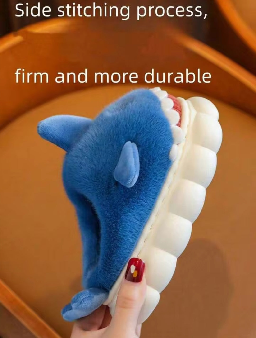 Tewgy Unisex shark-designed plush slippers suitable for indoor and outdoor use - รองเท้าแตะผ้าขนสัตว์ลายฉลามแบบยูนิเซ็กซ์ เหมาะสำหรับใส่ได้ทั้งในบ้านและนอกบ้าน