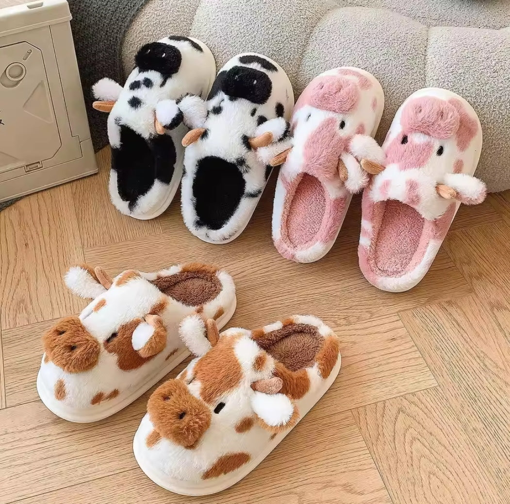 รองเท้าแตะผ้ากำมะหยี่ลายน่ารักรูปวัว เหมาะสำหรับใส่ได้ทั้งในบ้านและนอกบ้าน พื้นนุ่มสบาย กันลื่น ใช้งานได้นาน ทนทาน และให้ความสบายทุกก้าวในชีวิตประจำวัน