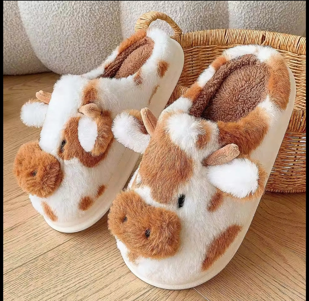 รองเท้าแตะผ้ากำมะหยี่ลายน่ารักรูปวัว เหมาะสำหรับใส่ได้ทั้งในบ้านและนอกบ้าน พื้นนุ่มสบาย กันลื่น ใช้งานได้นาน ทนทาน และให้ความสบายทุกก้าวในชีวิตประจำวัน
