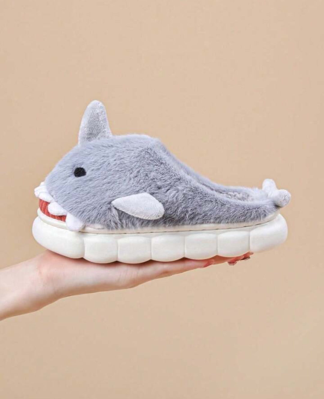 Tewgy Unisex shark-designed plush slippers suitable for indoor and outdoor use - รองเท้าแตะผ้าขนสัตว์ลายฉลามแบบยูนิเซ็กซ์ เหมาะสำหรับใส่ได้ทั้งในบ้านและนอกบ้าน