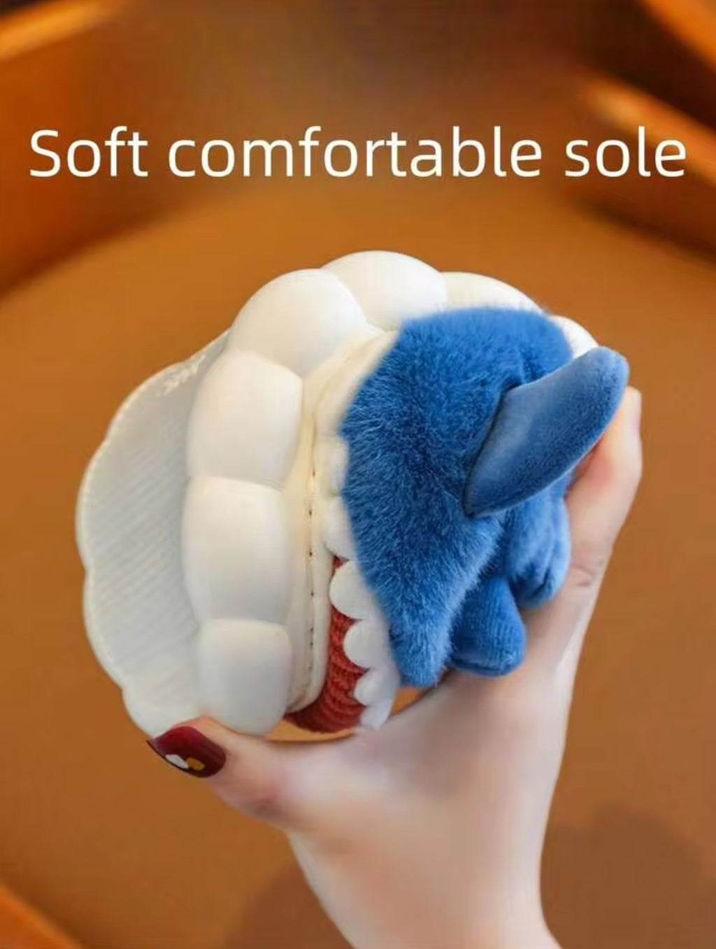 Tewgy Unisex shark-designed plush slippers suitable for indoor and outdoor use - รองเท้าแตะผ้าขนสัตว์ลายฉลามแบบยูนิเซ็กซ์ เหมาะสำหรับใส่ได้ทั้งในบ้านและนอกบ้าน